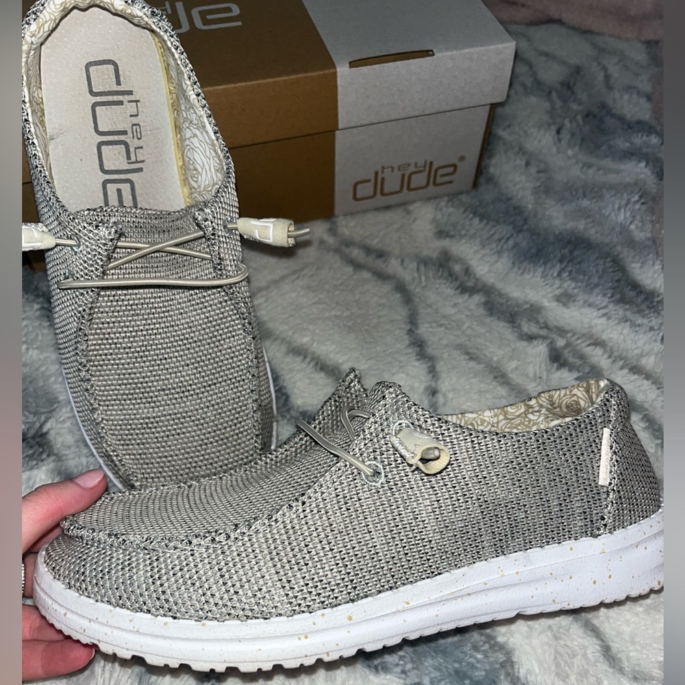 women’s size 7 hey dudes